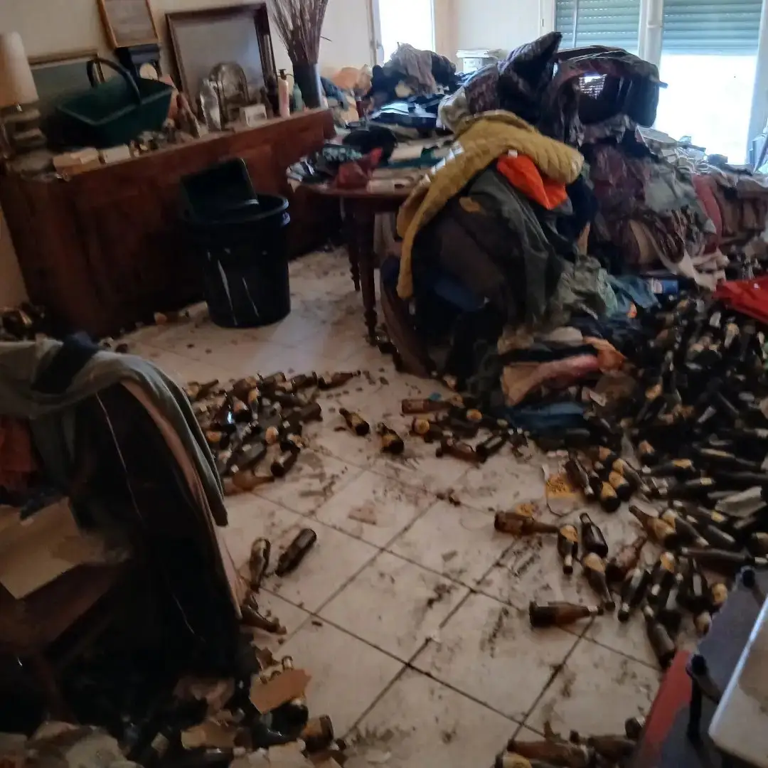 Appartement envahi de bouteilles, le logement avant notre intervention